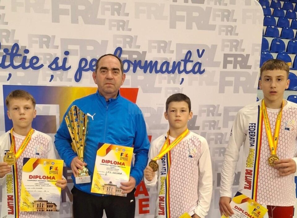 Antrenorul Valerica Gherasim alaturi de cei trei campioni