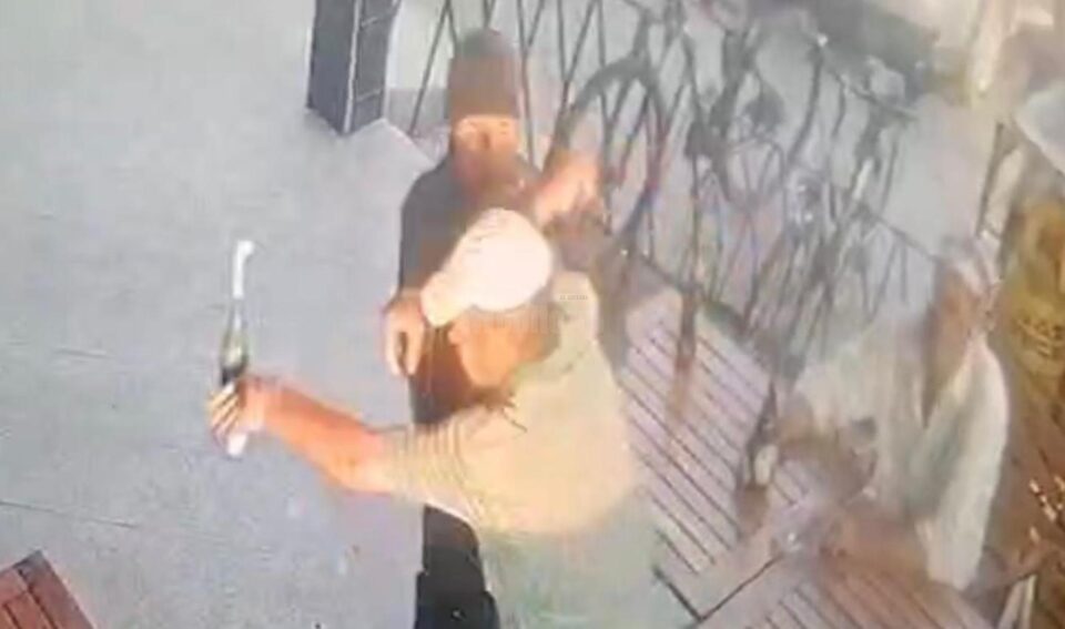 Agresiunea cu un cuțit artizanal de pe terasa unui magazin s-a lăsat cu rețineri