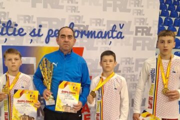 Antrenorul Valerica Gherasim alături de cei trei campioni
