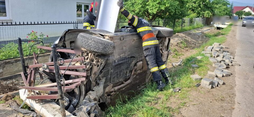 Un șofer a ajuns la spital după ce mașina pe care o conducea a lovit un cap de pod
