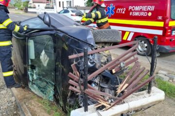 Un șofer a ajuns la spital după ce mașina pe care o conducea a lovit un cap de pod