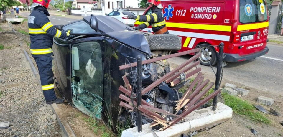 Un șofer a ajuns la spital după ce mașina pe care o conducea a lovit un cap de pod