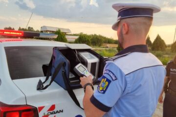 Cei doi șoferi au picat la testarea cu etilotestul (fotografie generică)