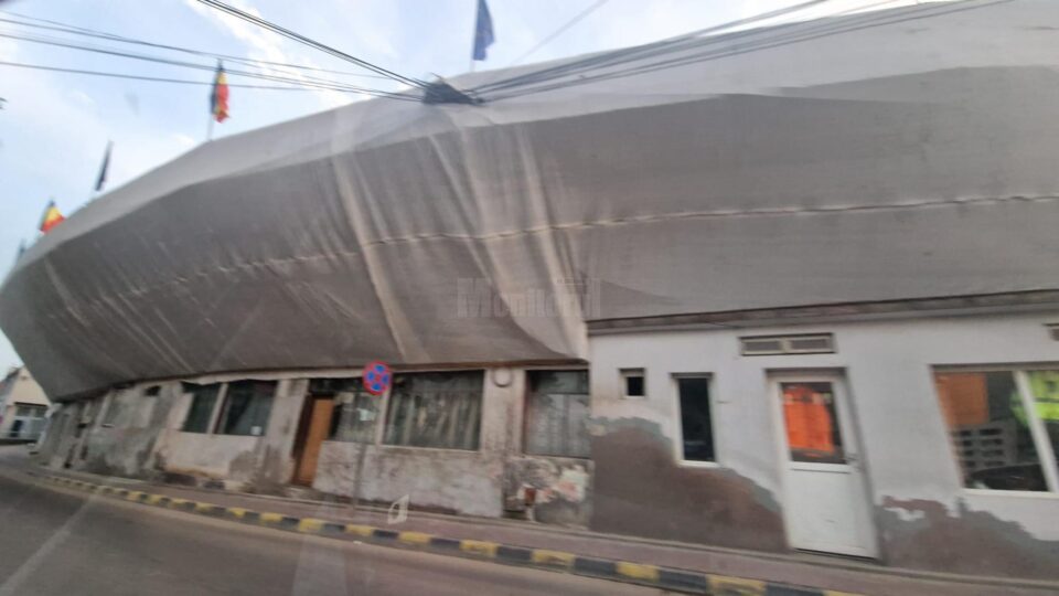 Partea superioară a stadionului Areni, acoperită cu un material textil