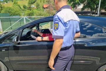 I-au fost ridicate plăcuțele de înmatriculare, dar a ignorat acest aspect și a continuat plimbările