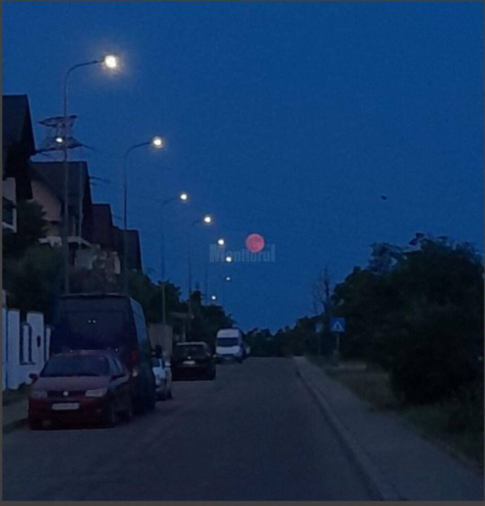 „Luna Căpșună, văzută în municipiul Suceava - foto Constantin Rotar