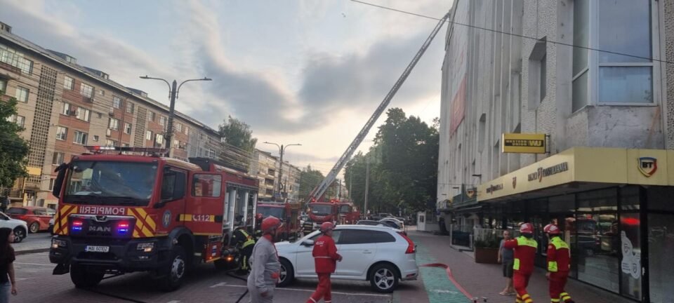 Incendiu la sala de sport situată la ultimul etaj al Complexului Comercial "Bucovina"