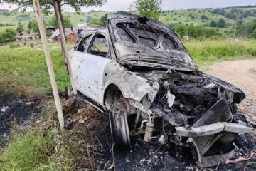 Mașina a ars în totalitate în urma unui scurtcircuit