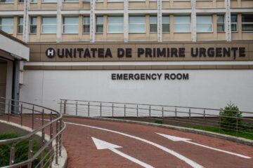 Femeie ajunsă la spital după ce a fost lovită de un utilaj care lucra la asfaltarea unei străzi