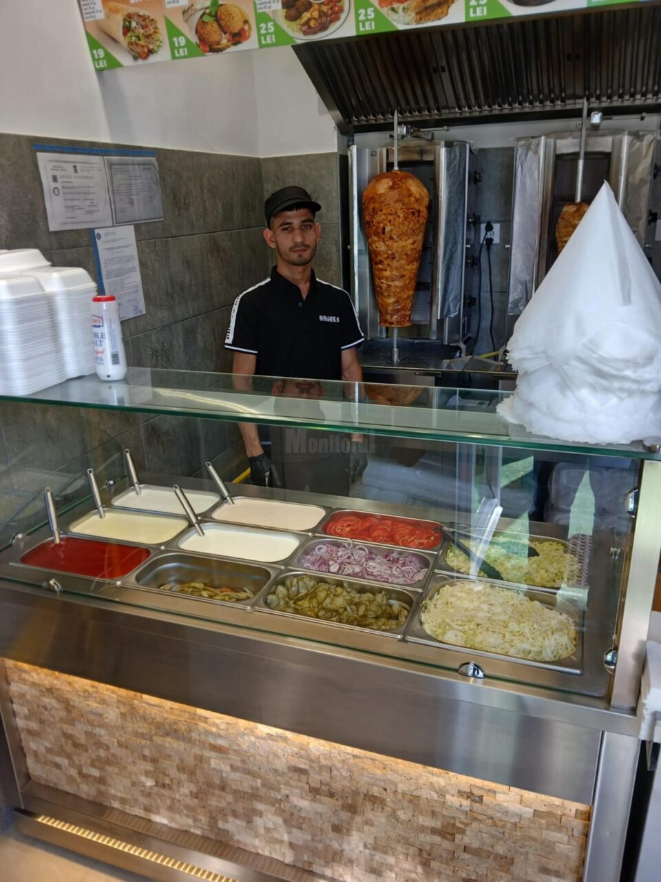 Tânărul afgan care a ajuns să aibă deschisă propria afacere