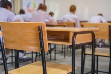 Doi candidați eliminați de la proba la alegere a bacalaureatului. Unul a folosit telefonul, celălalt fițuica