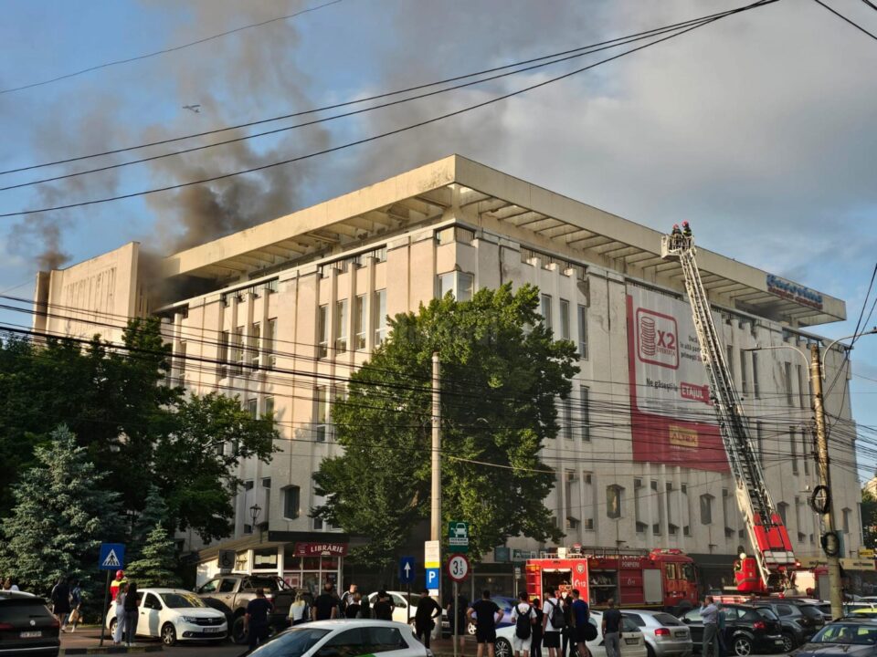 Incendiu la sala de sport situată la ultimul etaj al Complexului Comercial "Bucovina"
