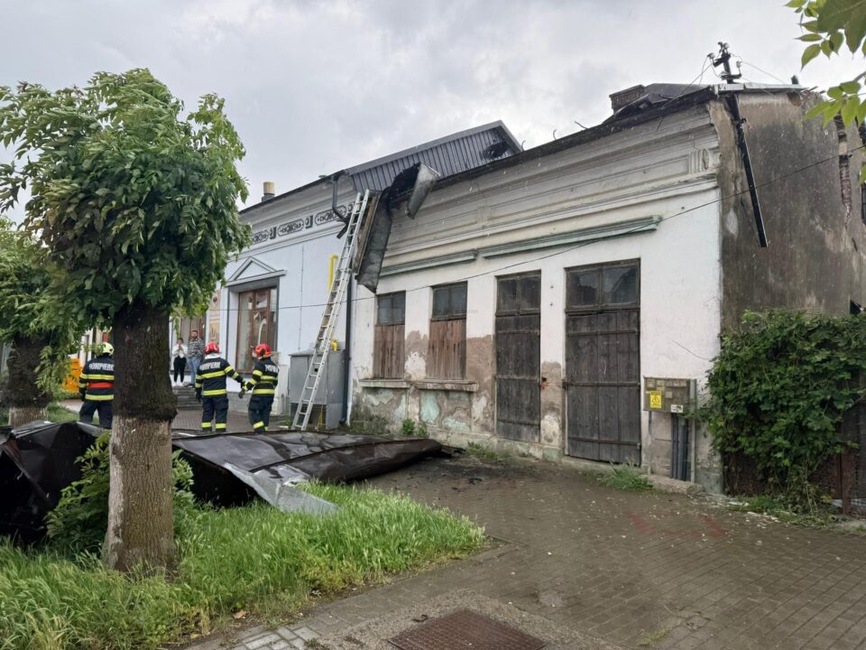 Vântul puternic a smuls acoperișul unei case nelocuite din Rădăuți