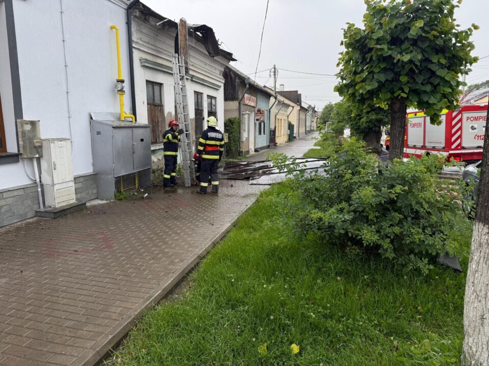 Vântul puternic a smuls acoperișul unei case nelocuite din Rădăuți