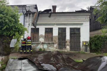 Vântul puternic a smuls acoperișul unei case nelocuite din Rădăuți
