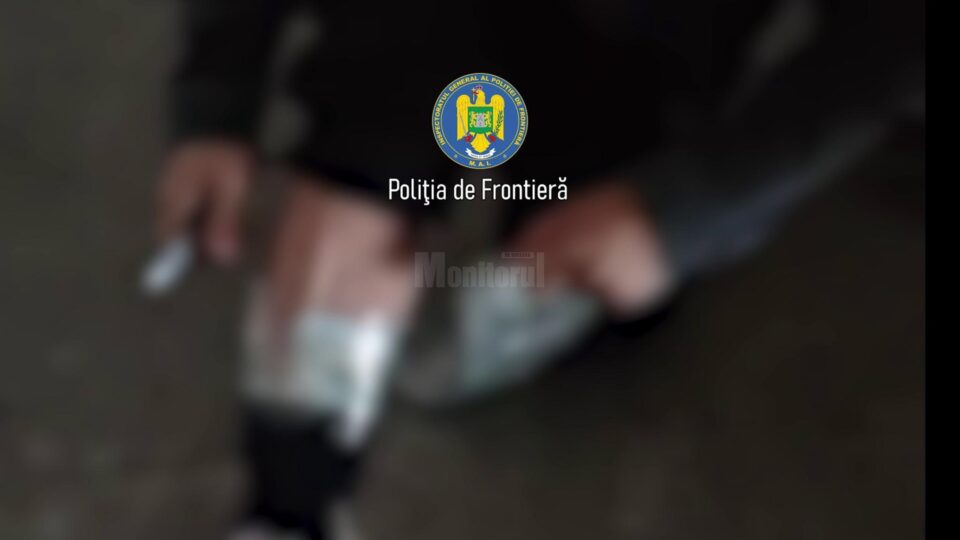 Dolarii erau înfoiați și lipiți pe corp