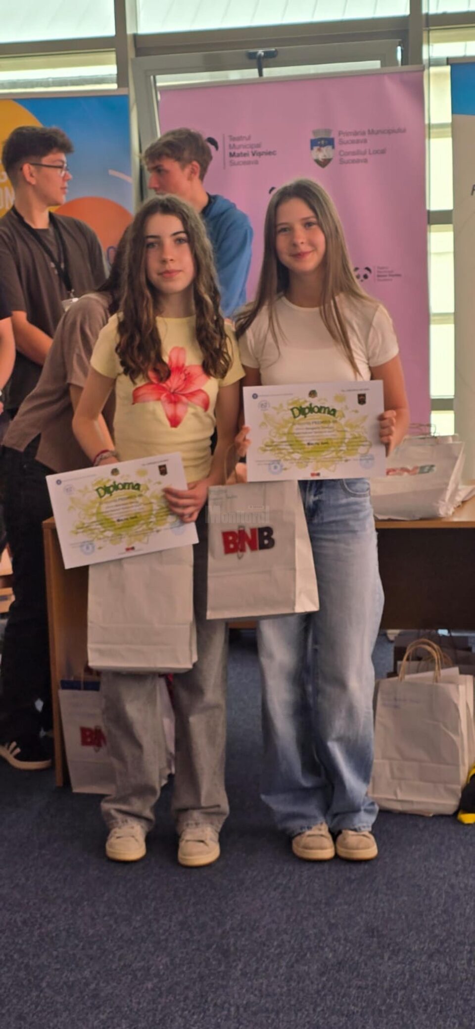 Expoziția „Nature Freaks”, la Teatrul „Matei Vișniec”, realizată de elevi pasionați, creativi și conștienți de importanța protejării mediului