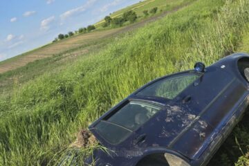 S-a răsturnat cu mașina în care se aflau și patru copii, cu vârste între 6 și 14 ani