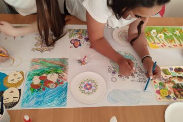 Lucrări realizate de elevi humoreni, ilustrând viziuni creative asupra copilăriei, empatiei și prieteniei, adunate într-o expoziție