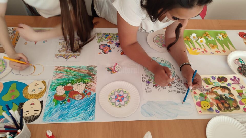 Lucrări realizate de elevi humoreni, ilustrând viziuni creative asupra copilăriei, empatiei și prieteniei, adunate într-o expoziție