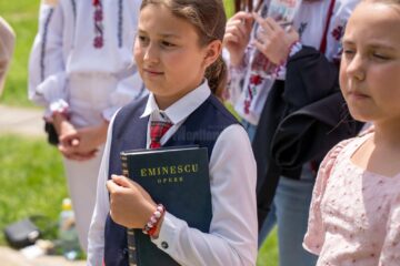 Zeci de elevi din Suceava, Chișinău și Cernăuți au participat la concursul de recitare a liricii eminesciene „La Putna”