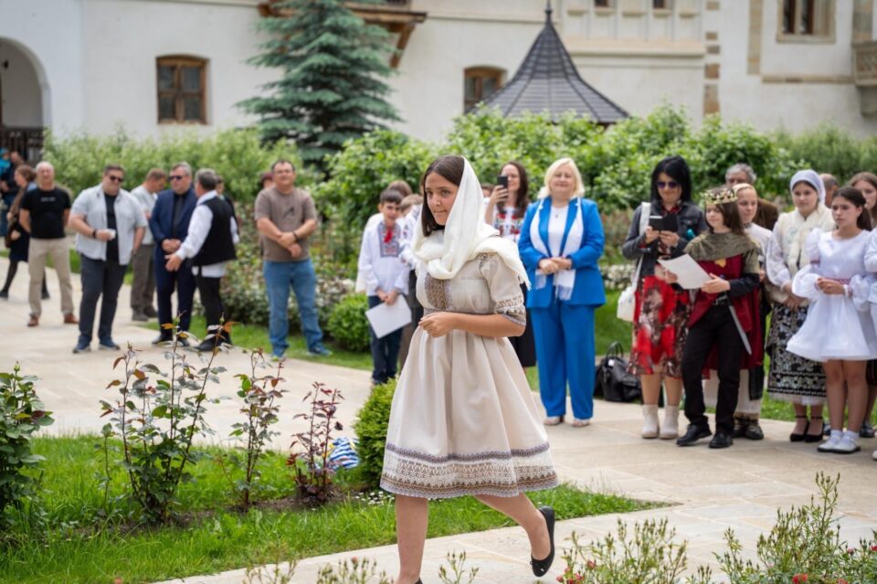 Zeci de elevi din Suceava, Chișinău și Cernăuți au participat la concursul de recitare a liricii eminesciene „La Putna”