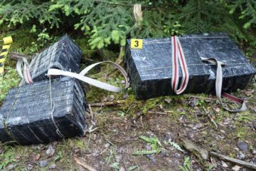 Colete cu țigări în valoare de peste 150.000 de lei, abandonate de contrabandiștii interceptați de polițiștii de frontieră