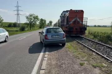 Mașina care a blocat trenul CFR