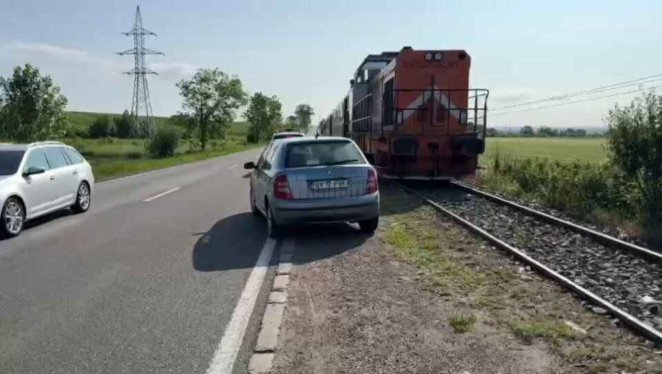 Mașina care a blocat trenul CFR