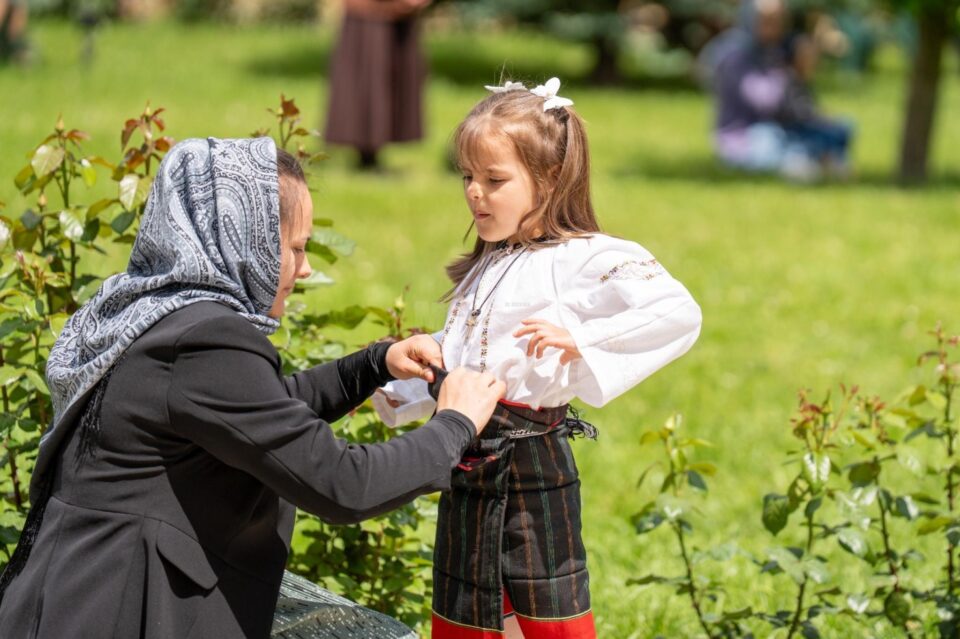 Zeci de elevi din Suceava, Chișinău și Cernăuți au participat la concursul de recitare a liricii eminesciene „La Putna”