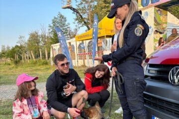 Polițiștii, acțiune de prevenire dar și de interacțiune cu publicul, prin intermediul câinelui Rey