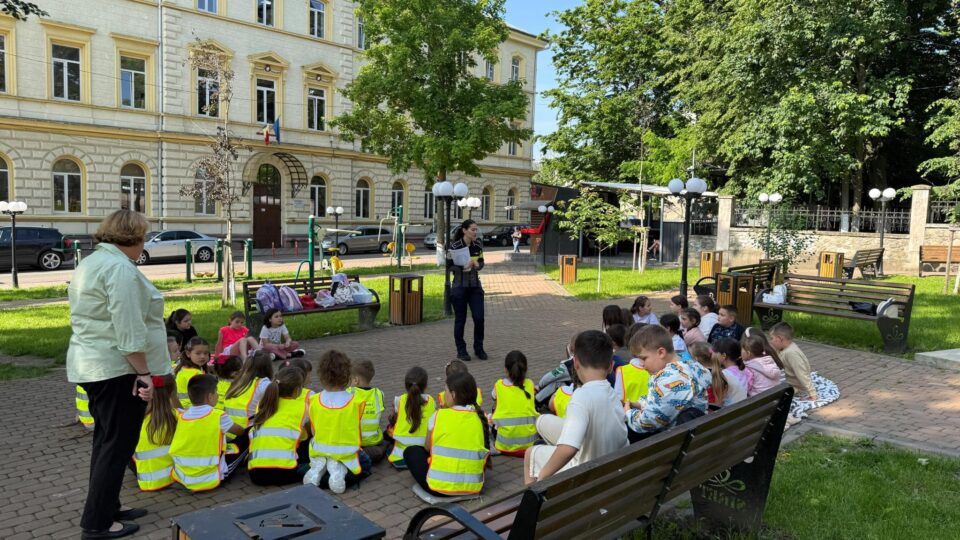 Peste 1.000 de copii de clasa I au avut un prim contact cu educația rutieră, în cadrul unui amplu program al Poliției