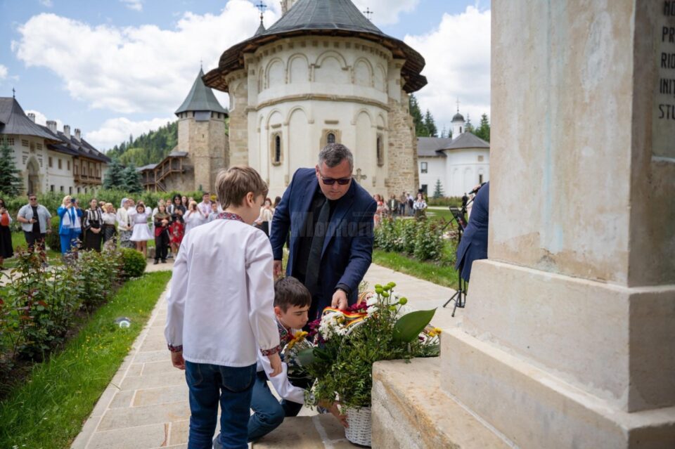 Zeci de elevi din Suceava, Chișinău și Cernăuți au participat la concursul de recitare a liricii eminesciene „La Putna”