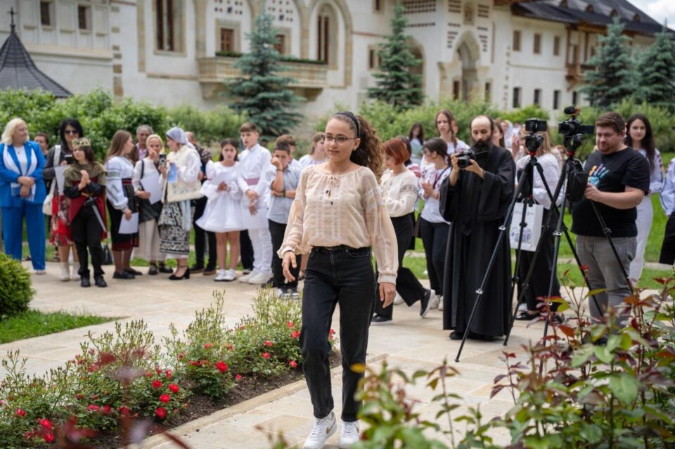 Zeci de elevi din Suceava, Chișinău și Cernăuți au participat la concursul de recitare a liricii eminesciene „La Putna”