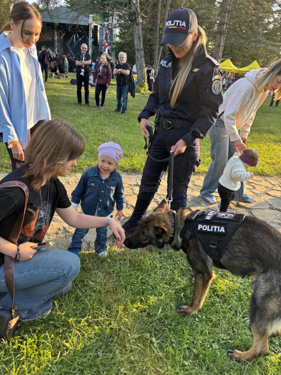 Polițiștii, acțiune de prevenire dar și de interacțiune cu publicul, prin intermediul câinelui Rey