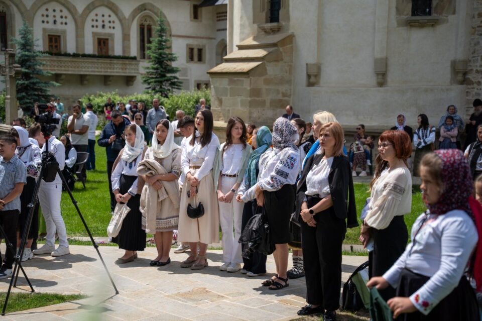 Zeci de elevi din Suceava, Chișinău și Cernăuți au participat la concursul de recitare a liricii eminesciene „La Putna”