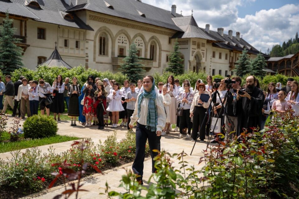 Zeci de elevi din Suceava, Chișinău și Cernăuți au participat la concursul de recitare a liricii eminesciene „La Putna”