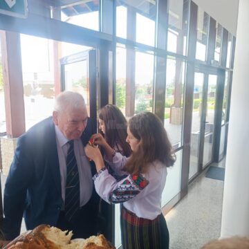 Academicianul Mihai Cimpoi a fost întâmpinat cu pâine și sare