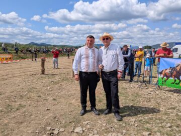 Primarul din marginea, Gheorghe Lazăr, alături de medicul veterinar Constantin Lazăr