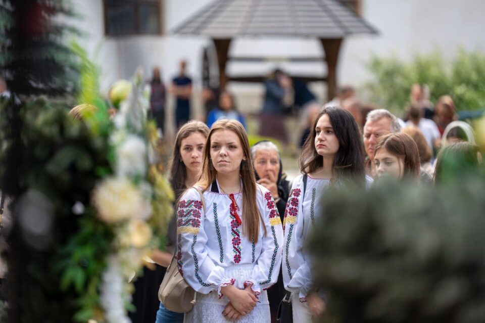 Zeci de elevi din Suceava, Chișinău și Cernăuți au participat la concursul de recitare a liricii eminesciene „La Putna”