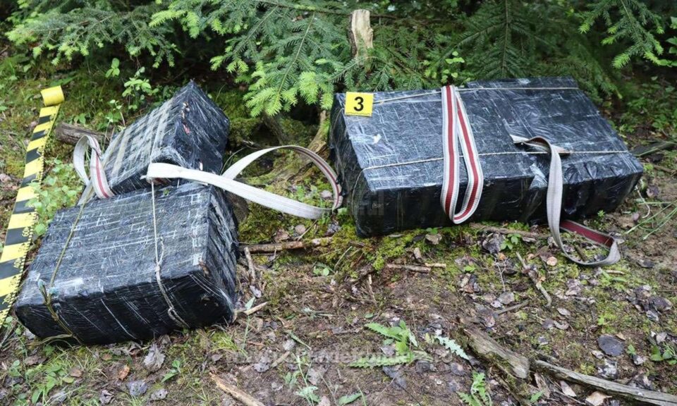 Colete cu țigări în valoare de peste 150.000 de lei, abandonate de contrabandiștii interceptați de polițiștii de frontieră