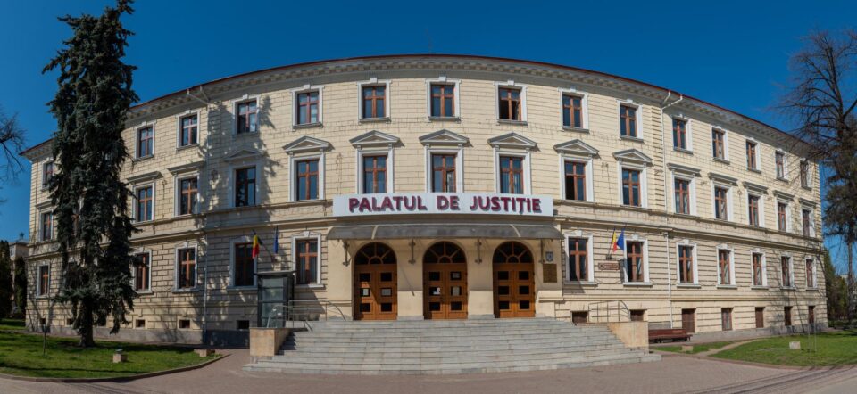 O singură condamnare cu executare în cazul unui jaf înscenat la o sală de jocuri, cu trei protagoniști