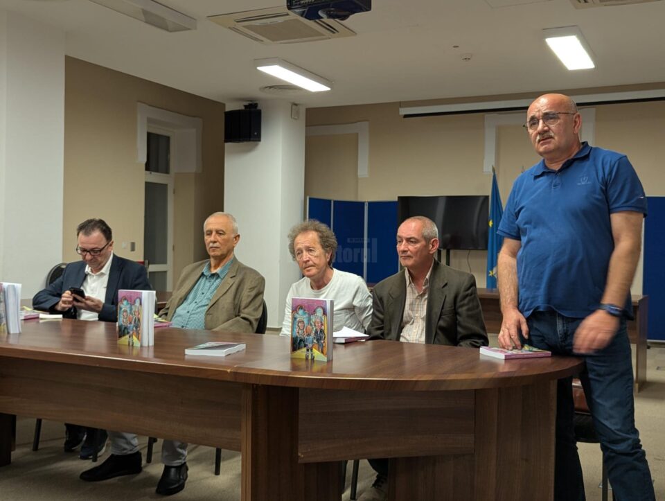 Lansarea volumului „Lumea prezentată sucevenilor. N-ai economist... vine Dan”, semnat de Dan Strutinschi Lansarea volumului „Lumea prezentată sucevenilor. N-ai economist... vine Dan”, semnat de Dan Strutinschi