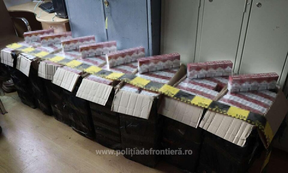 Colete cu țigări în valoare de peste 150.000 de lei, abandonate de contrabandiștii interceptați de polițiștii de frontieră