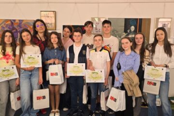 Expoziția „Nature Freaks”, la Teatrul „Matei Vișniec”, realizată de elevi pasionați, creativi și conștienți de importanța protejării mediului