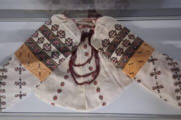 Expoziția „Cămăși și podoabe tradiționale”, deschisă pentru public la casa Ostra din Muzeul Satului Bucovinean