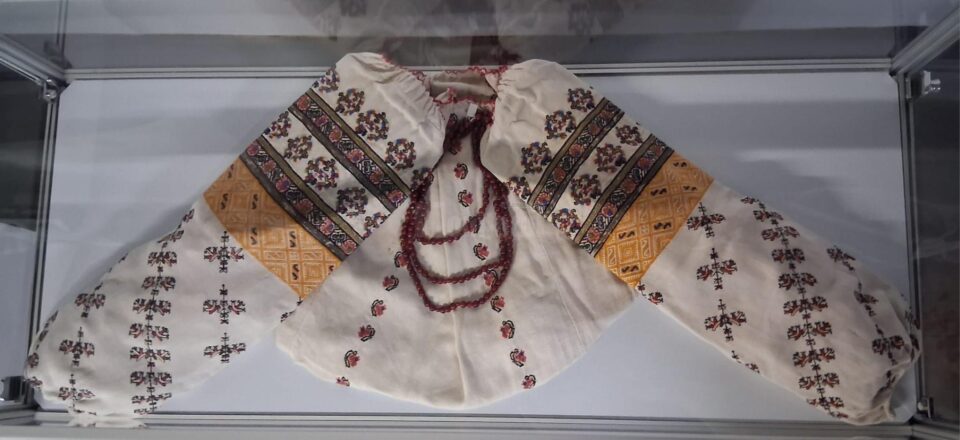 Expoziția „Cămăși și podoabe tradiționale”, deschisă pentru public la casa Ostra din Muzeul Satului Bucovinean