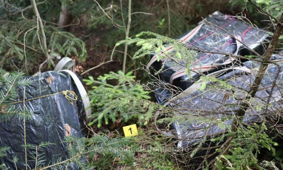 Colete cu țigări în valoare de peste 150.000 de lei, abandonate de contrabandiștii interceptați de polițiștii de frontieră