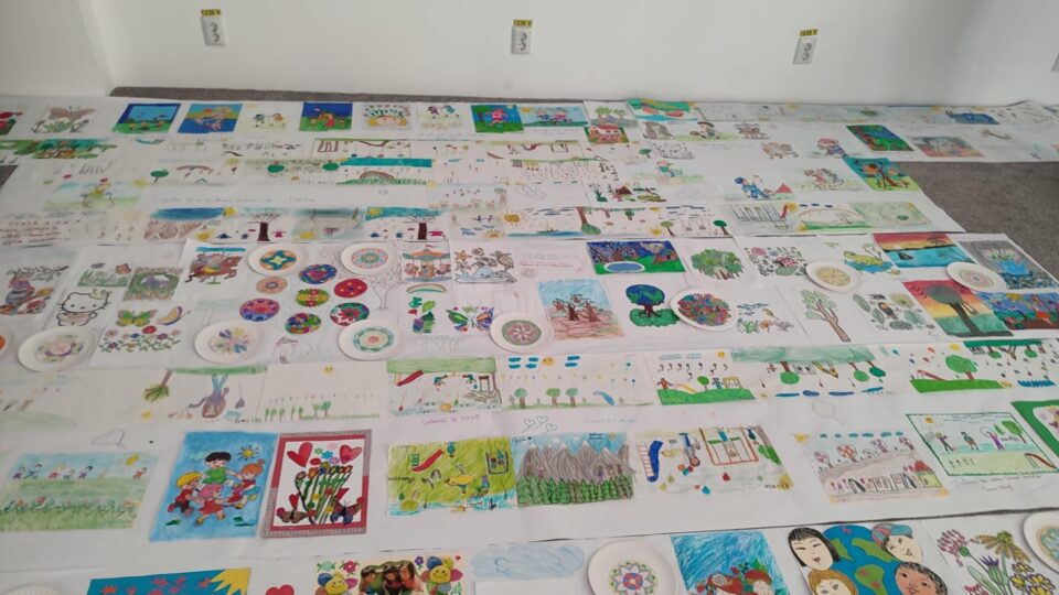 Lucrări realizate de elevi humoreni, ilustrând viziuni creative asupra copilăriei, empatiei și prieteniei, adunate într-o expoziție