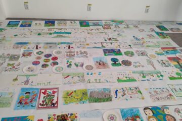 Lucrări realizate de elevi humoreni, ilustrând viziuni creative asupra copilăriei, empatiei și prieteniei, adunate într-o expoziție